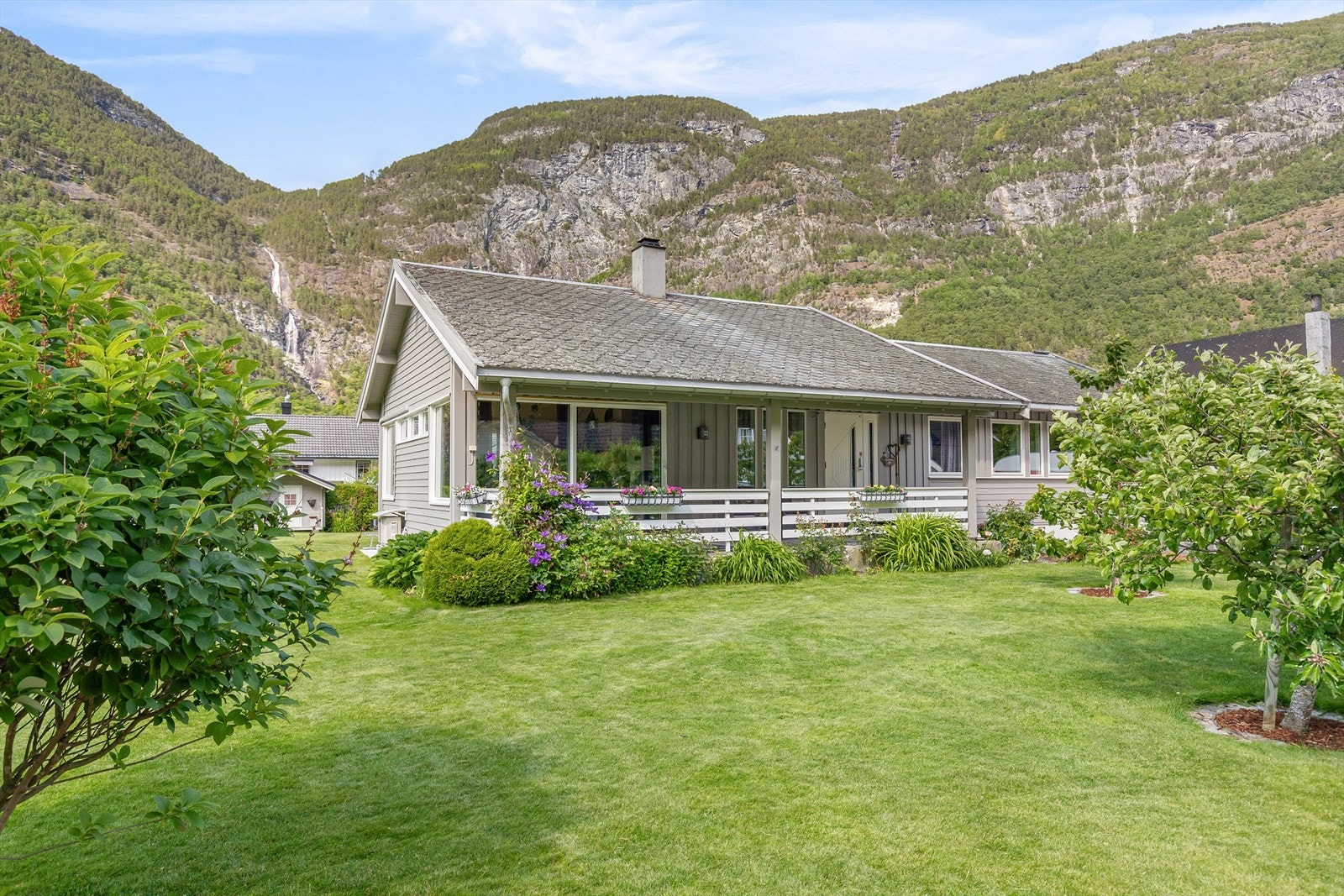 Eit perfekt val for deg som ynskjer ein heim med god standard og mykje plass - både inne og ute! Galleribilde