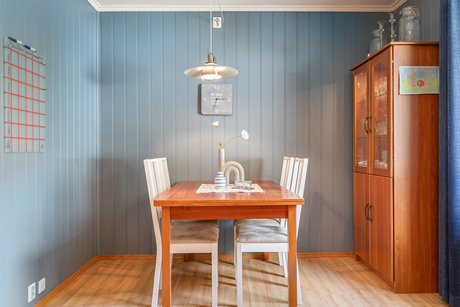 Koseleg spisekrok der praten kan haldast med familie medan ein tilbredar maten. Galleribilde