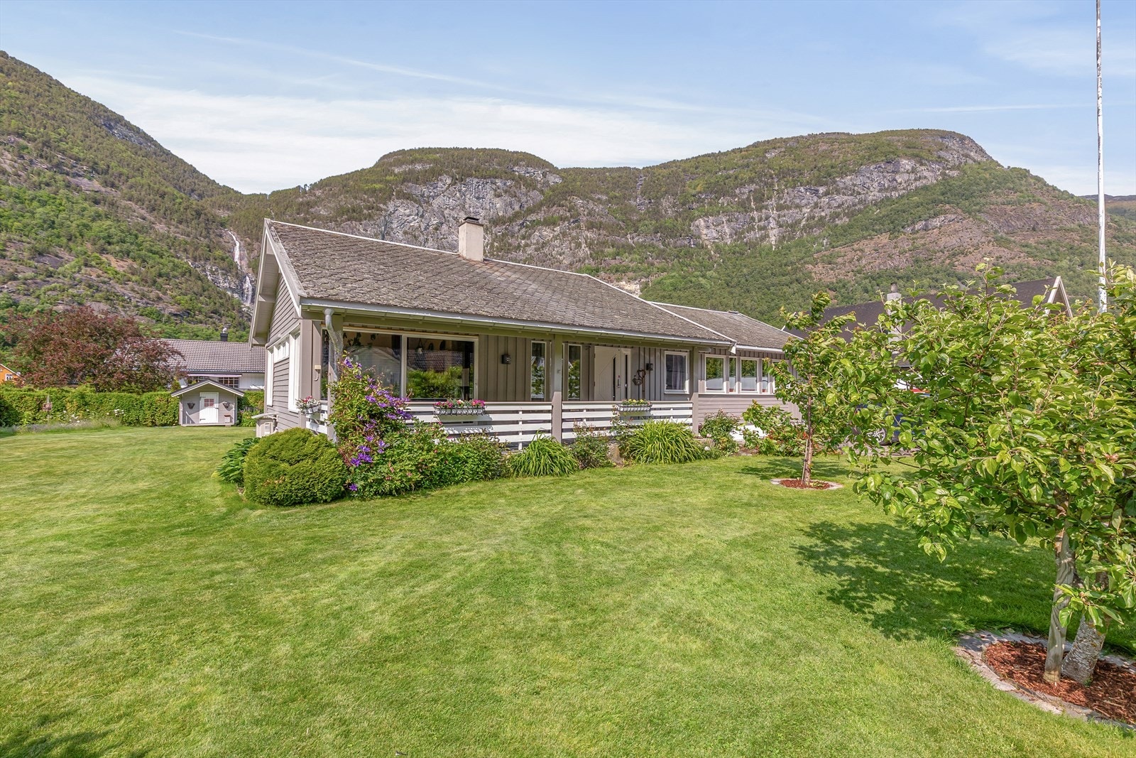 Her får du ein bustad med solide oppgraderingar, gjennomtenkte løysingar og ikkje minst eit uteområde som innbyr til både kvardagsliv og sommaridyll. Galleribilde