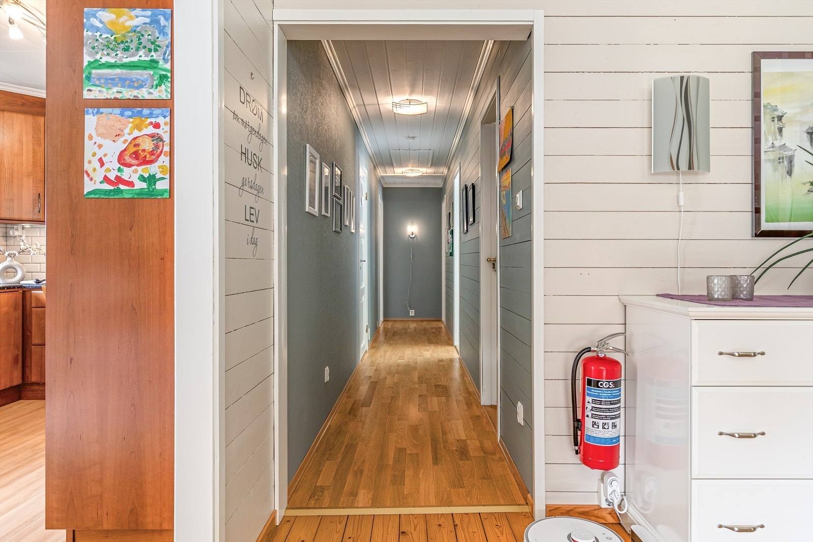 Bevegar me oss vidare i 1. Etasje finn me kjøkken, fire soverom og bad. Galleribilde