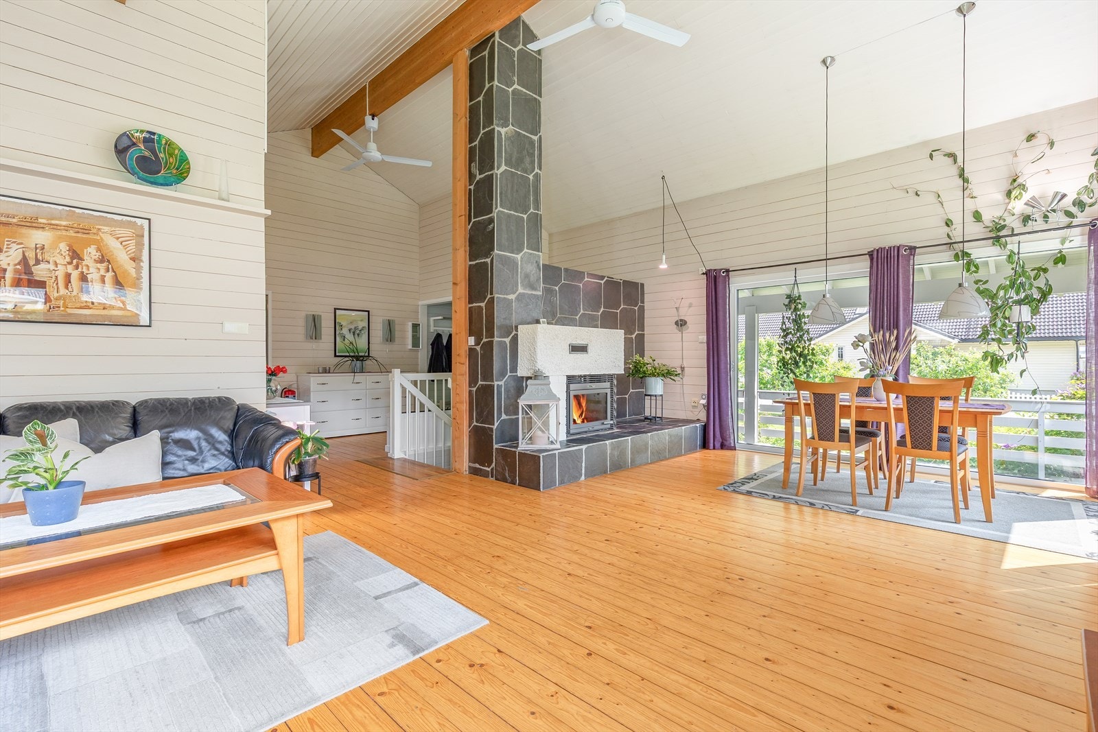 Størrelsen på rommet gjer det lett å innrede på ynskjeleg vis med både sosialseksjon og spiseseksjon. Galleribilde