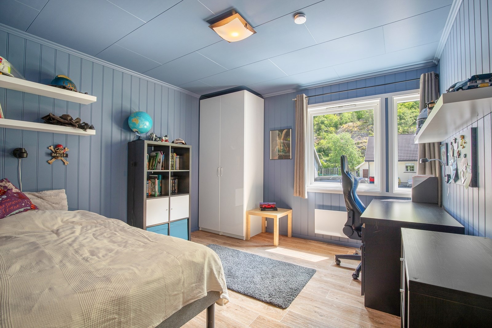 Soverom nr 2 med god plass til seng, skrivebord og garderobe. Galleribilde