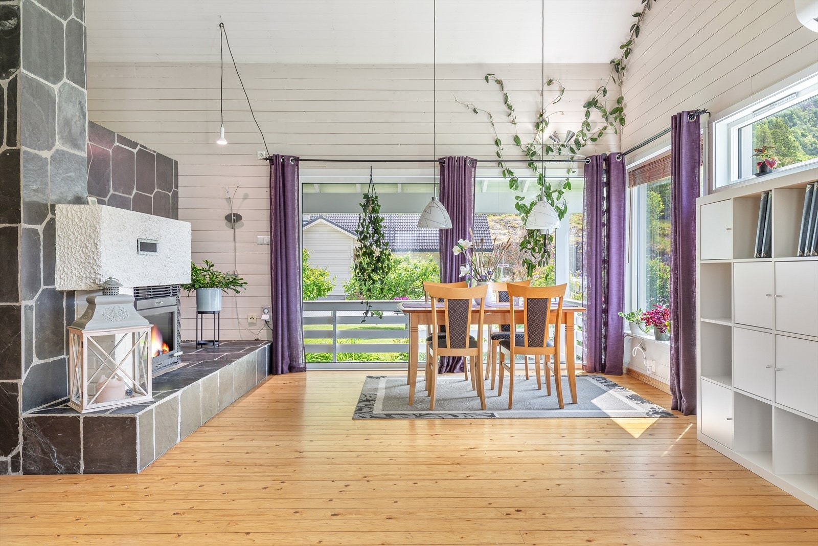 Ein har også utgang til veranda som går langs framsida av bustaden. Galleribilde