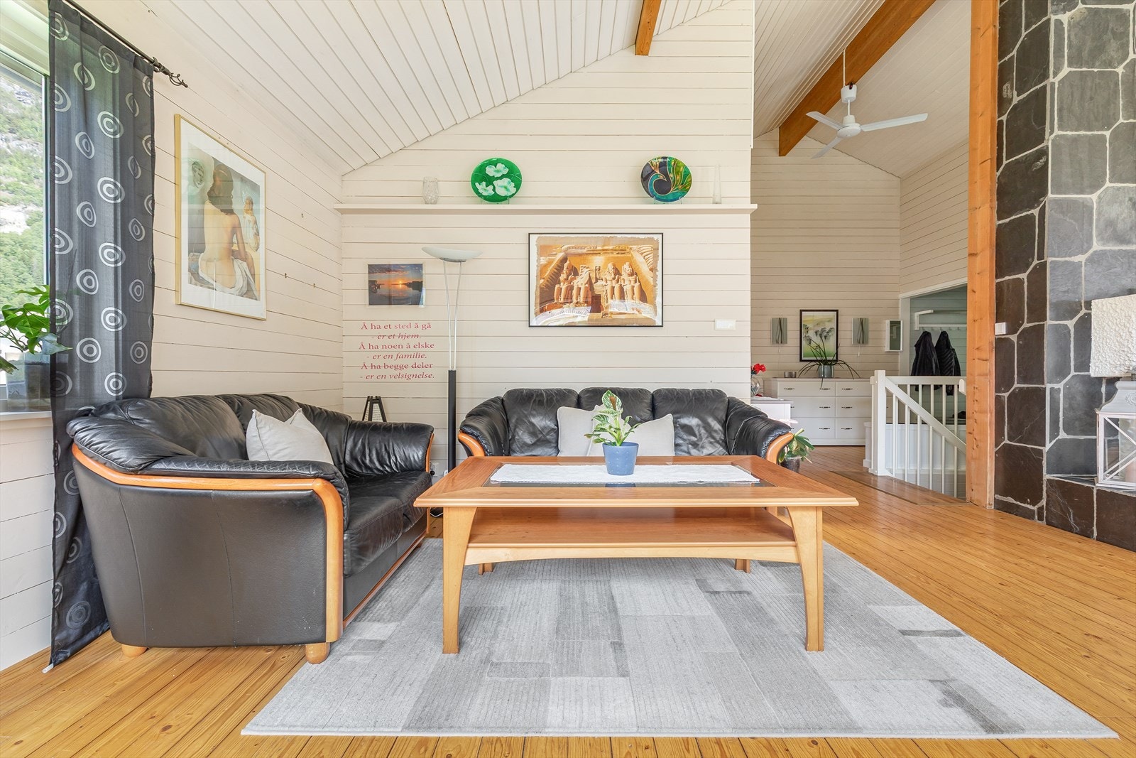 Takhøgden i stova er med på å gi ei lun atmosfære i rommet. Galleribilde