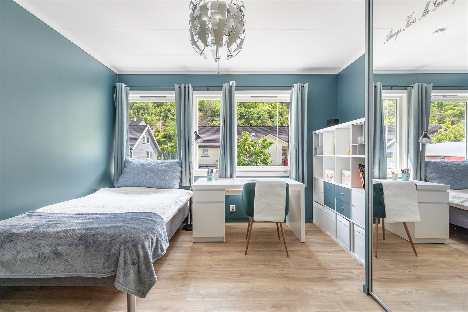 Soverommet er pussa opp siste år med plass til både seng, skrivebord og oppbevaring i skyvedørsgarderobe. Galleribilde