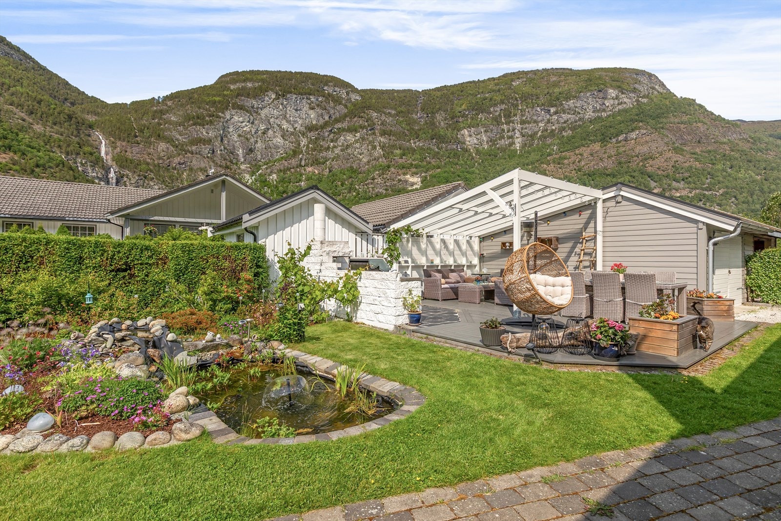 Lange, rolege fridagar kan tilbringast i naturskjønne omgivelsar, gjerne menst barna kosar seg i nærleiken. Galleribilde