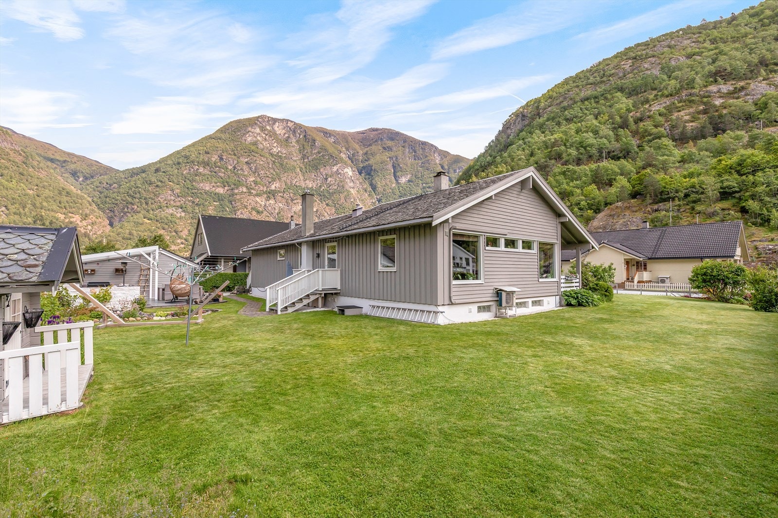 Her bur du i eit fredeleg og familievennleg nabolag, med kort veg til både sentrum og vakker natur. Galleribilde