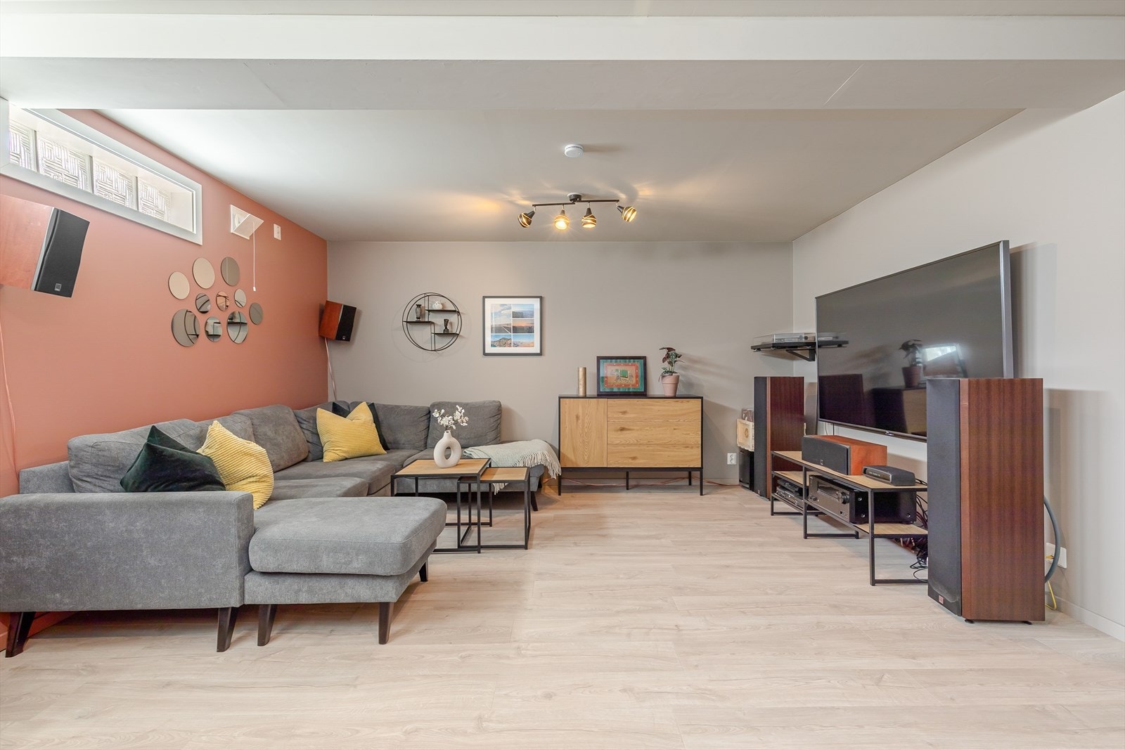 Kjellarstove med god plass til ønska møblement. Galleribilde