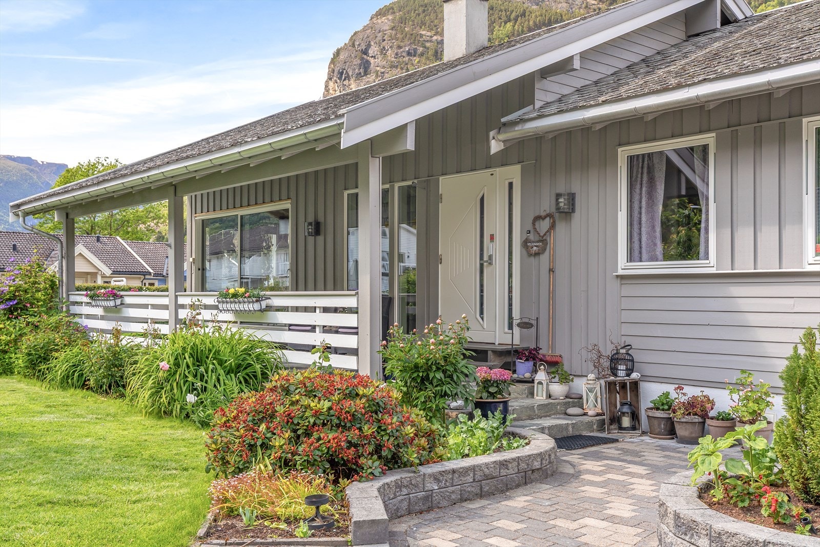 Eigedomen byr på fine solrike uteområder med særpreg i idylliske og solrike omgivelsar. Galleribilde