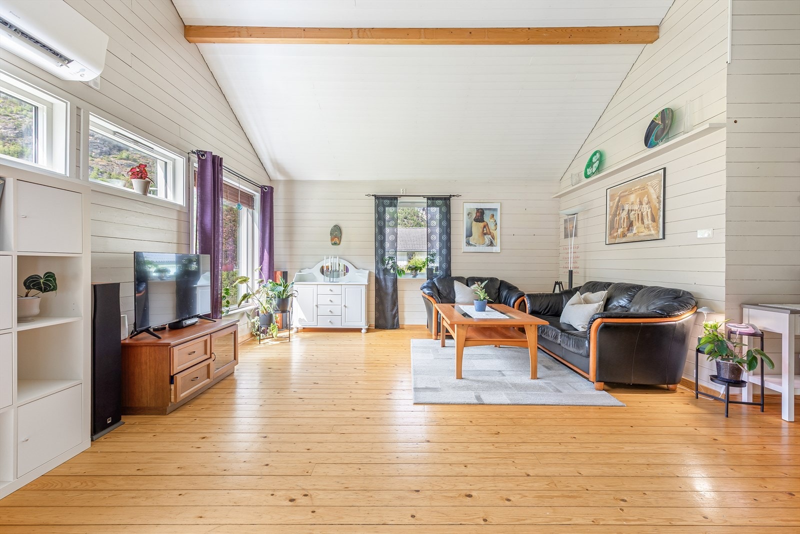 Av oppvarming har arealet open peis som varmar godt på kalde vinterdagar, samt varmepumpe. Galleribilde