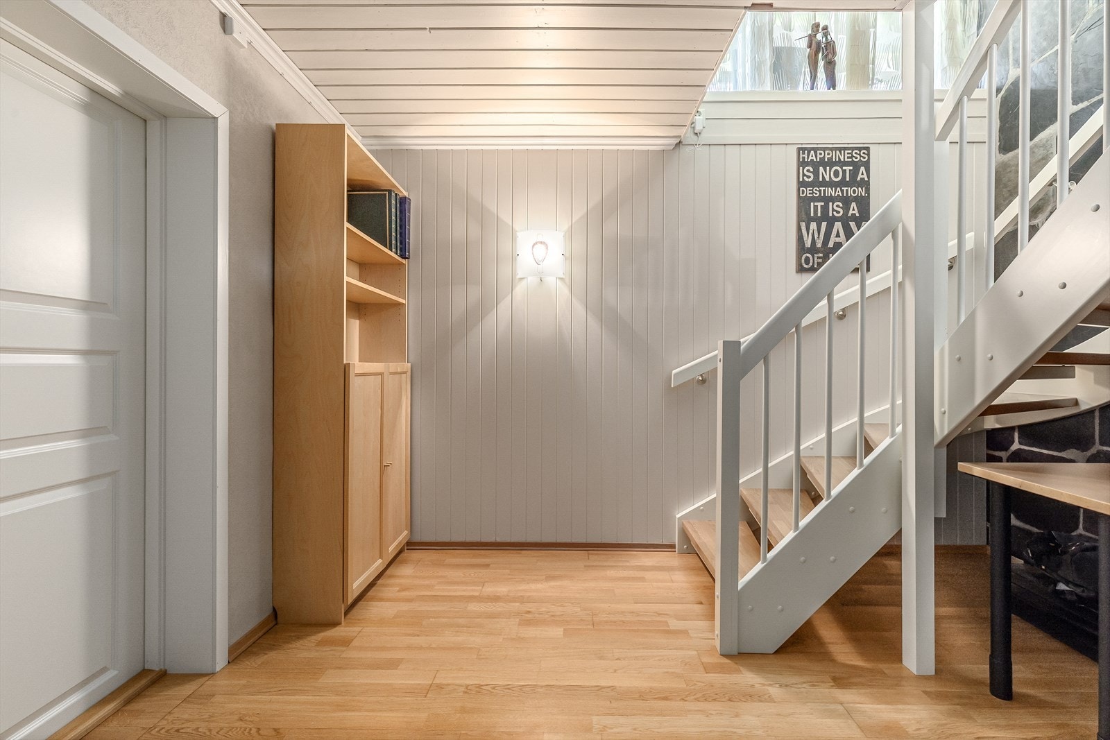 I underetasjen finn ein hall m/trapp, bad, vaskerom, soverom, kjellerstove, to boder, bod/teknisk rom og kontor/gang. Gangen er også nytta som kontor av seljar. Galleribilde