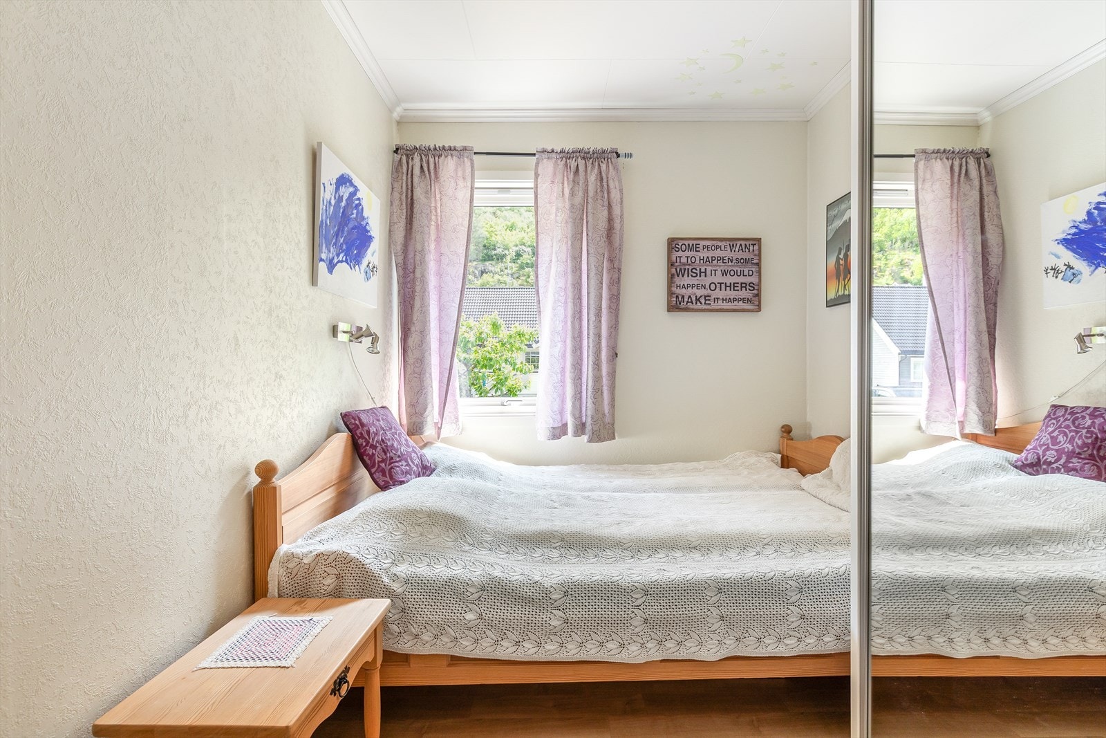 Soverom nr 3 har skyvedørsgarderobe og plass til dobbelseng. Galleribilde