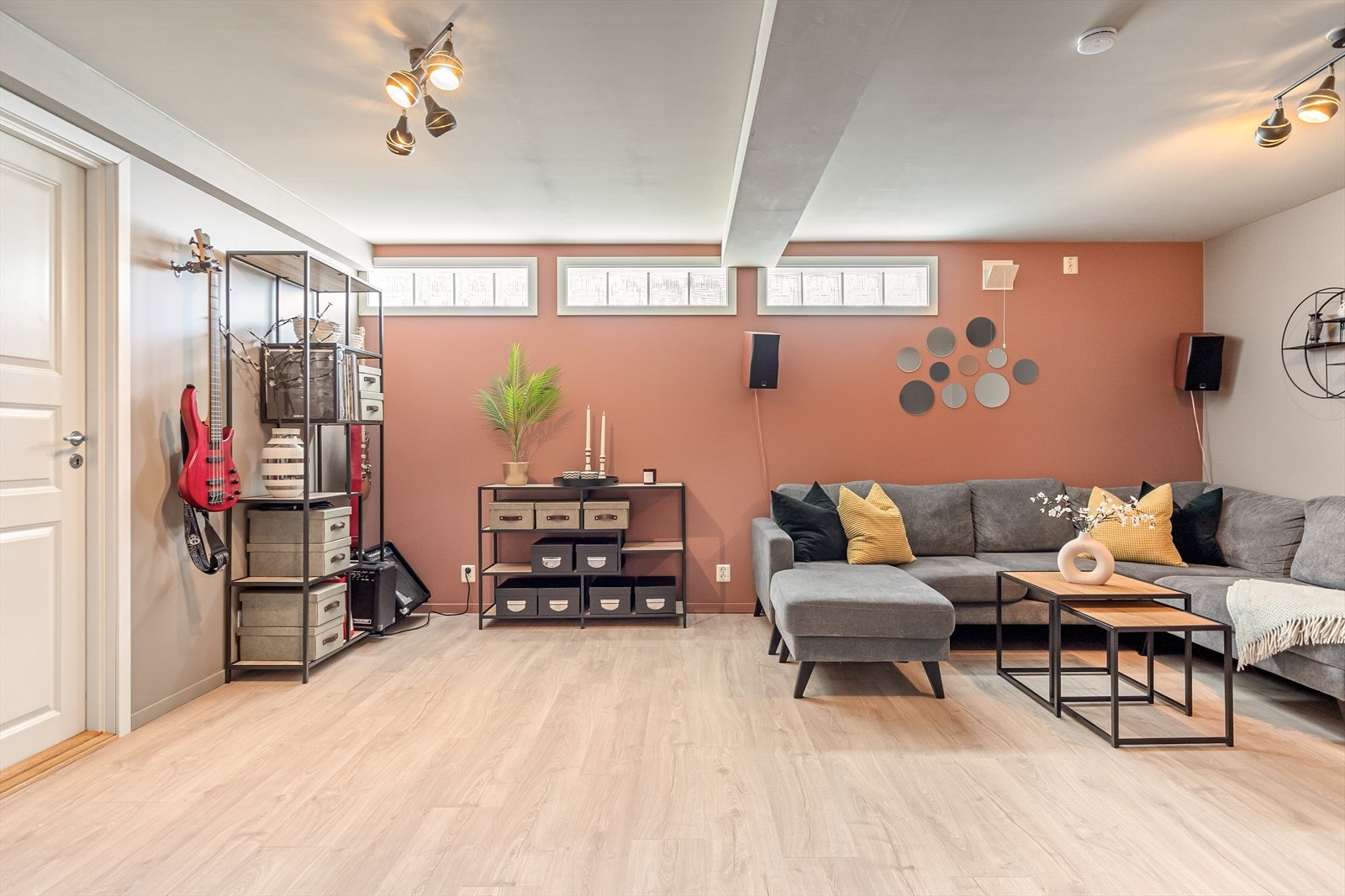 Frå rommet er det også tilgang til bod med oppbevaringsplass. Galleribilde