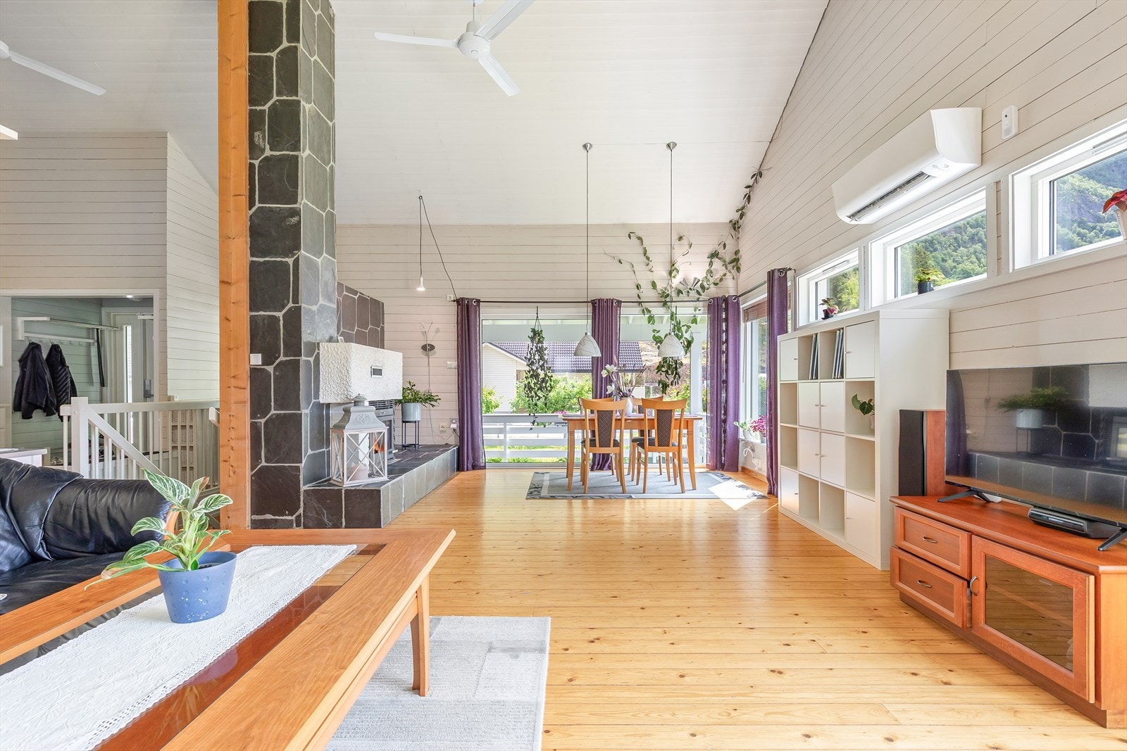 I stova har ein store vindaugsflater som slepp inn godt med naturleg lys. Galleribilde