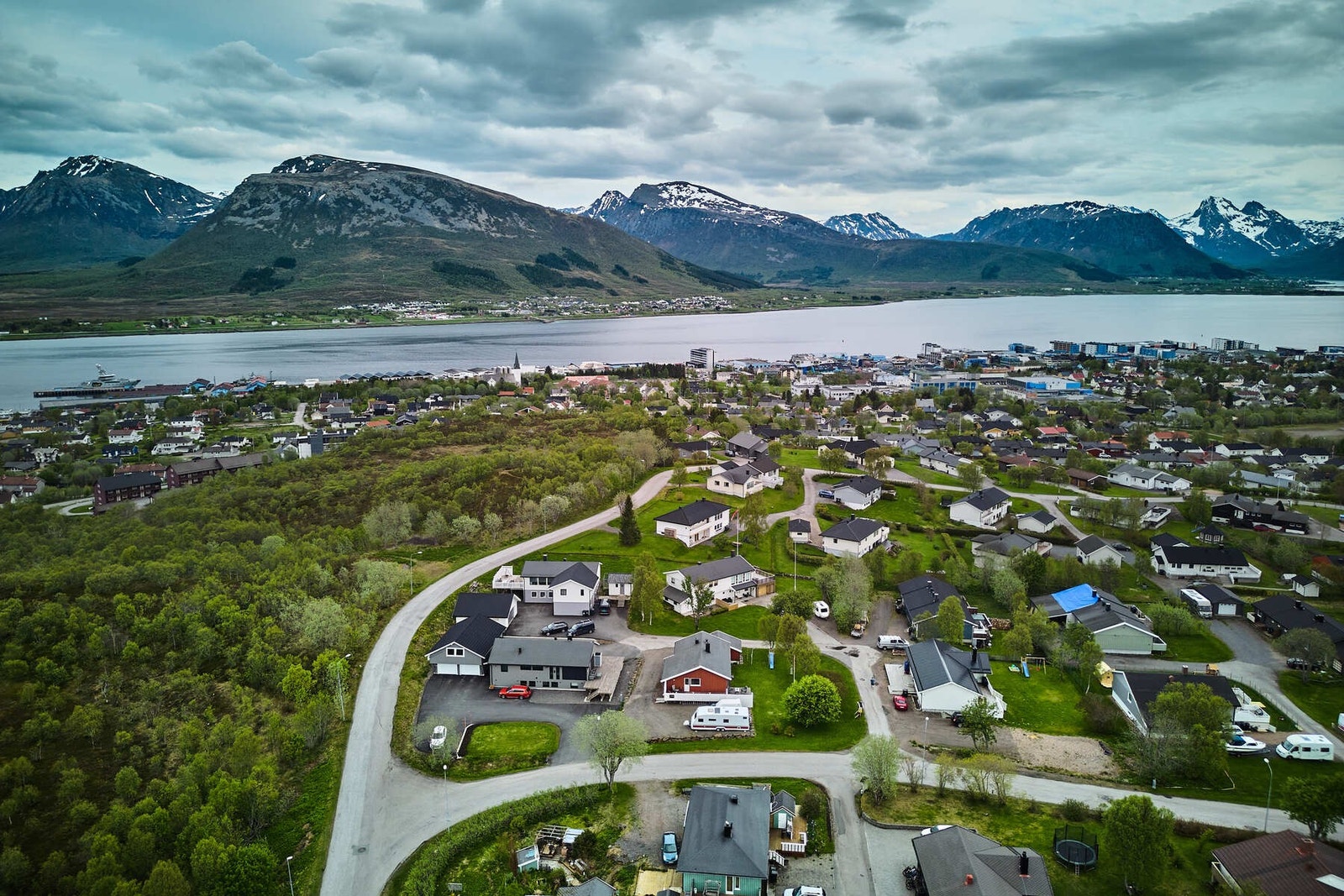 Fra boligen er det kort vei til skoler, barnehager og sentrum. Galleribilde