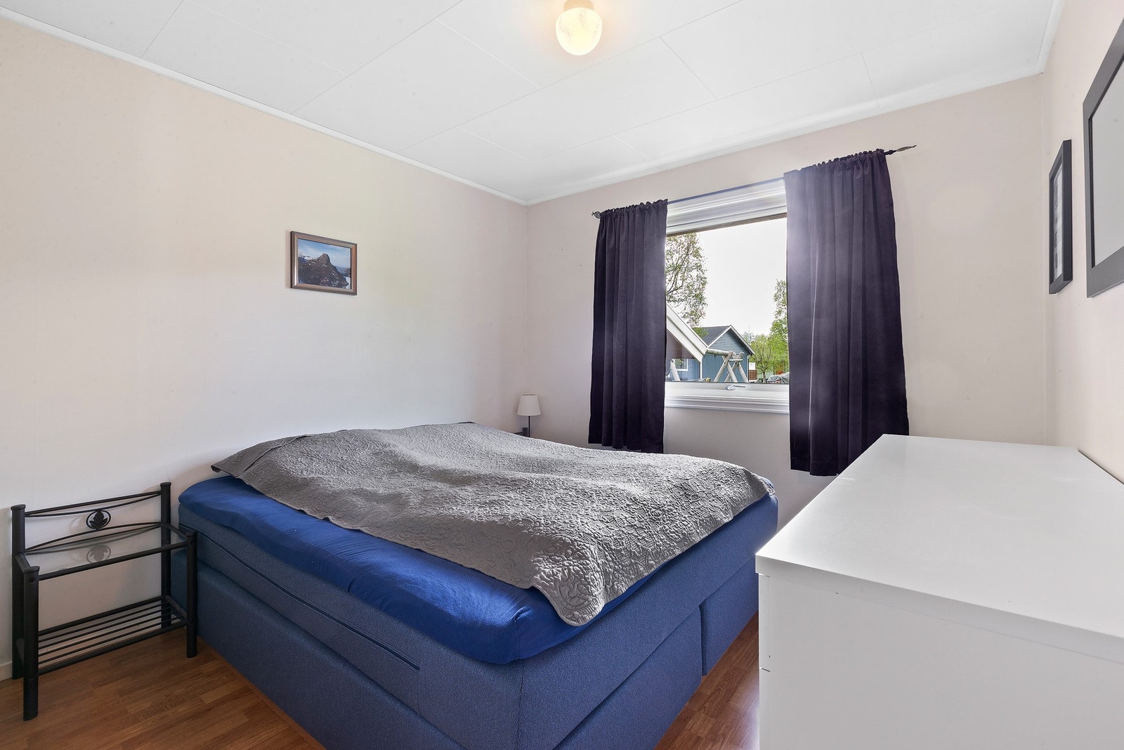 Hovedsoverom med god plass til seng og tilhørende nattbord. Galleribilde