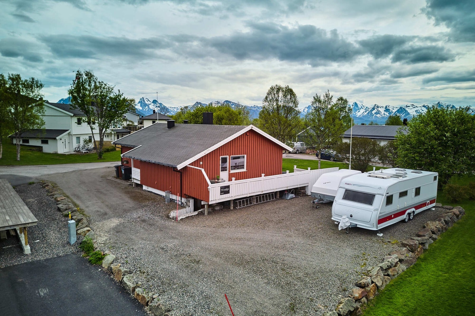 Stor og opparbeidet gårdsplass. Galleribilde