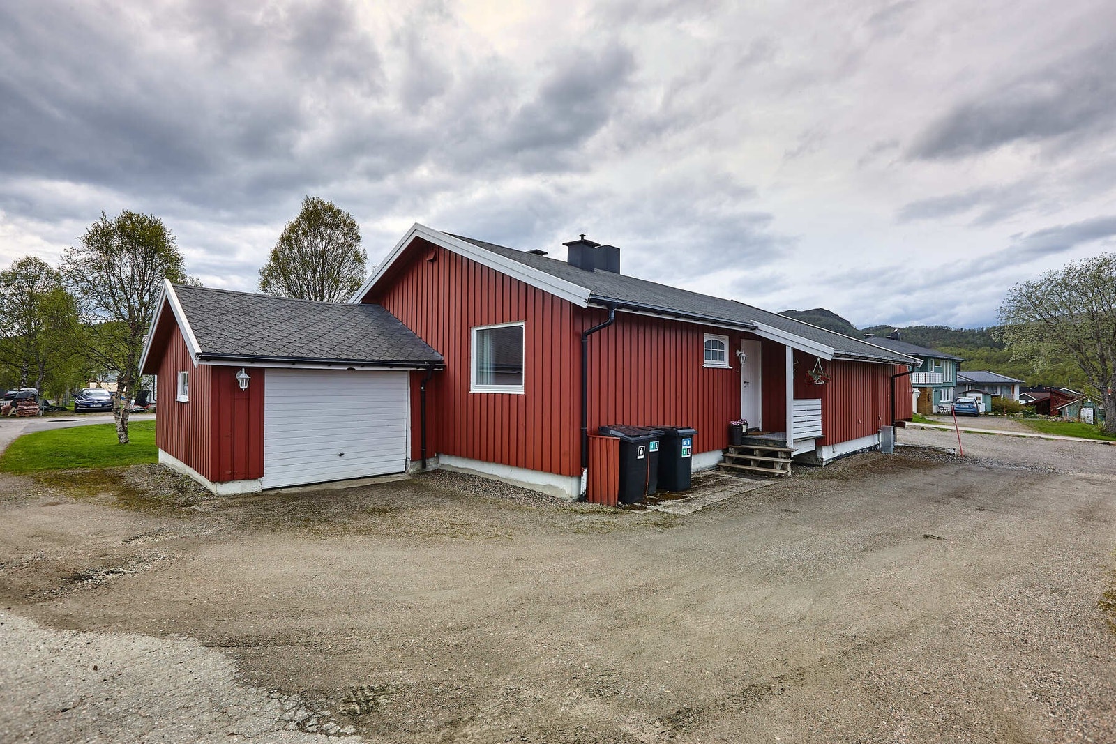 Garasje og inngangspartiet Galleribilde