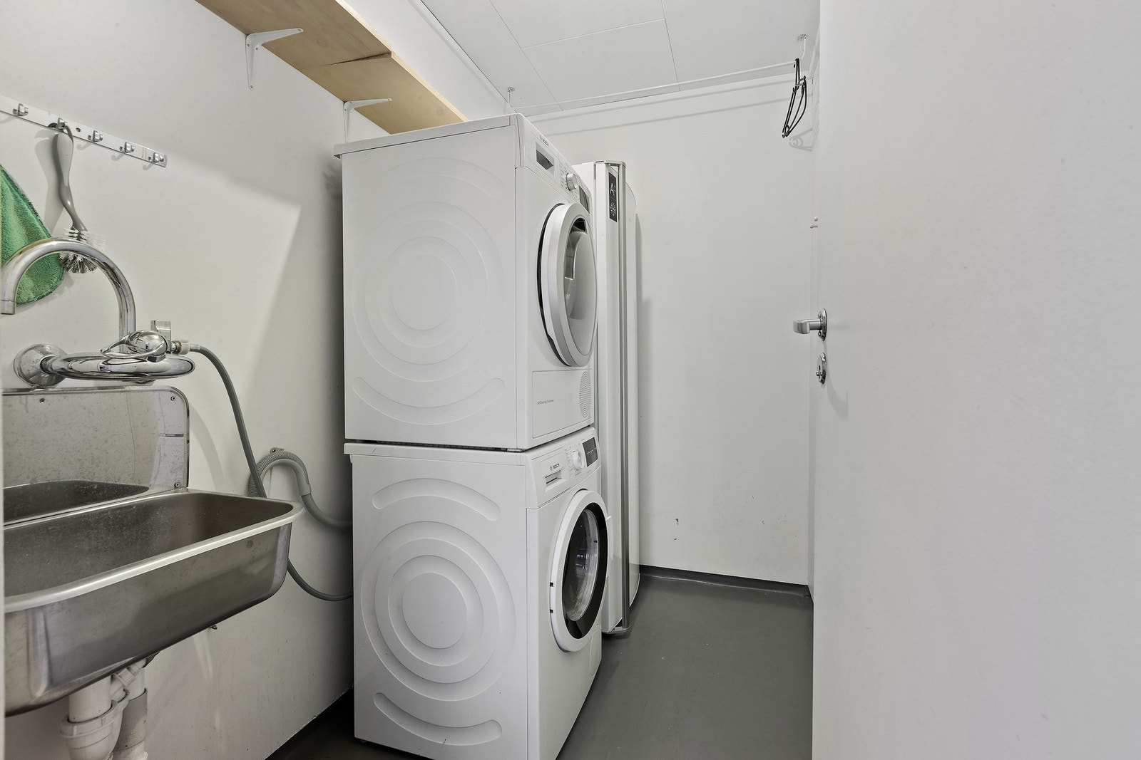 Vaskerom. Romslig bod til høyre. Galleribilde