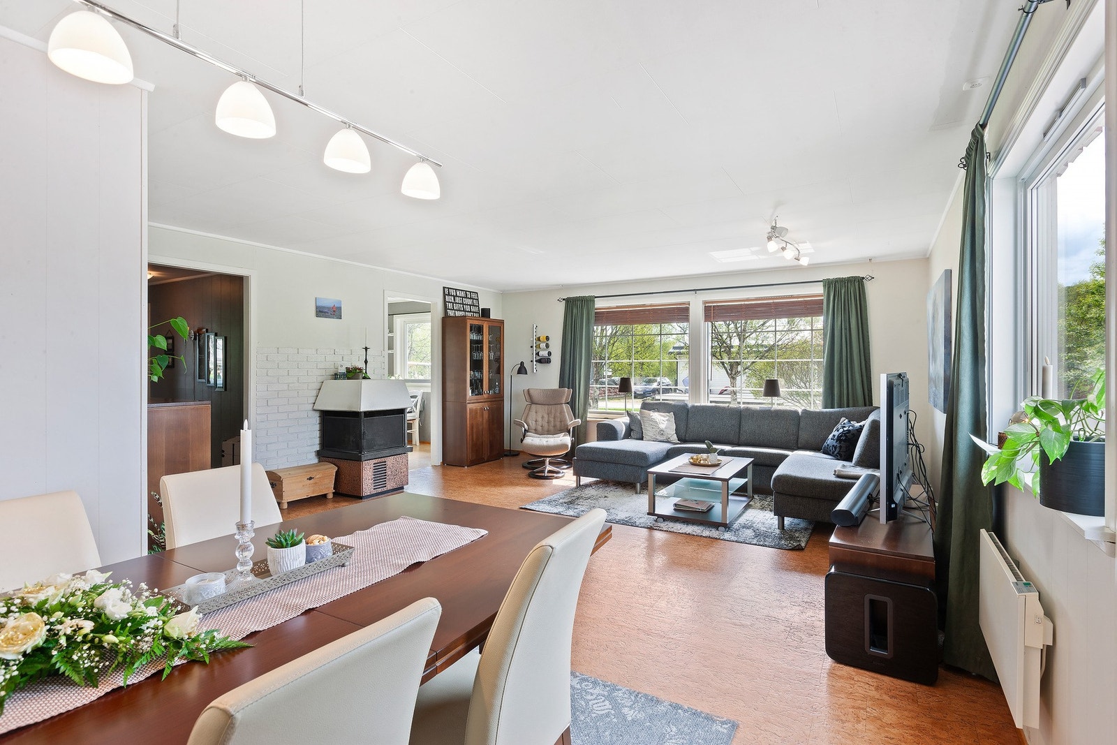 God plass til stort spisebord. Galleribilde