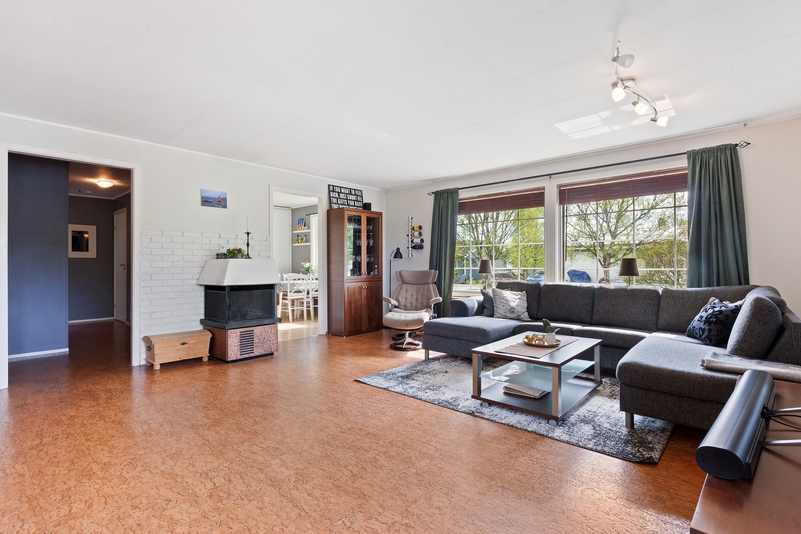 Store vinduer som gir rikelig med naturlig dagslys. Galleribilde