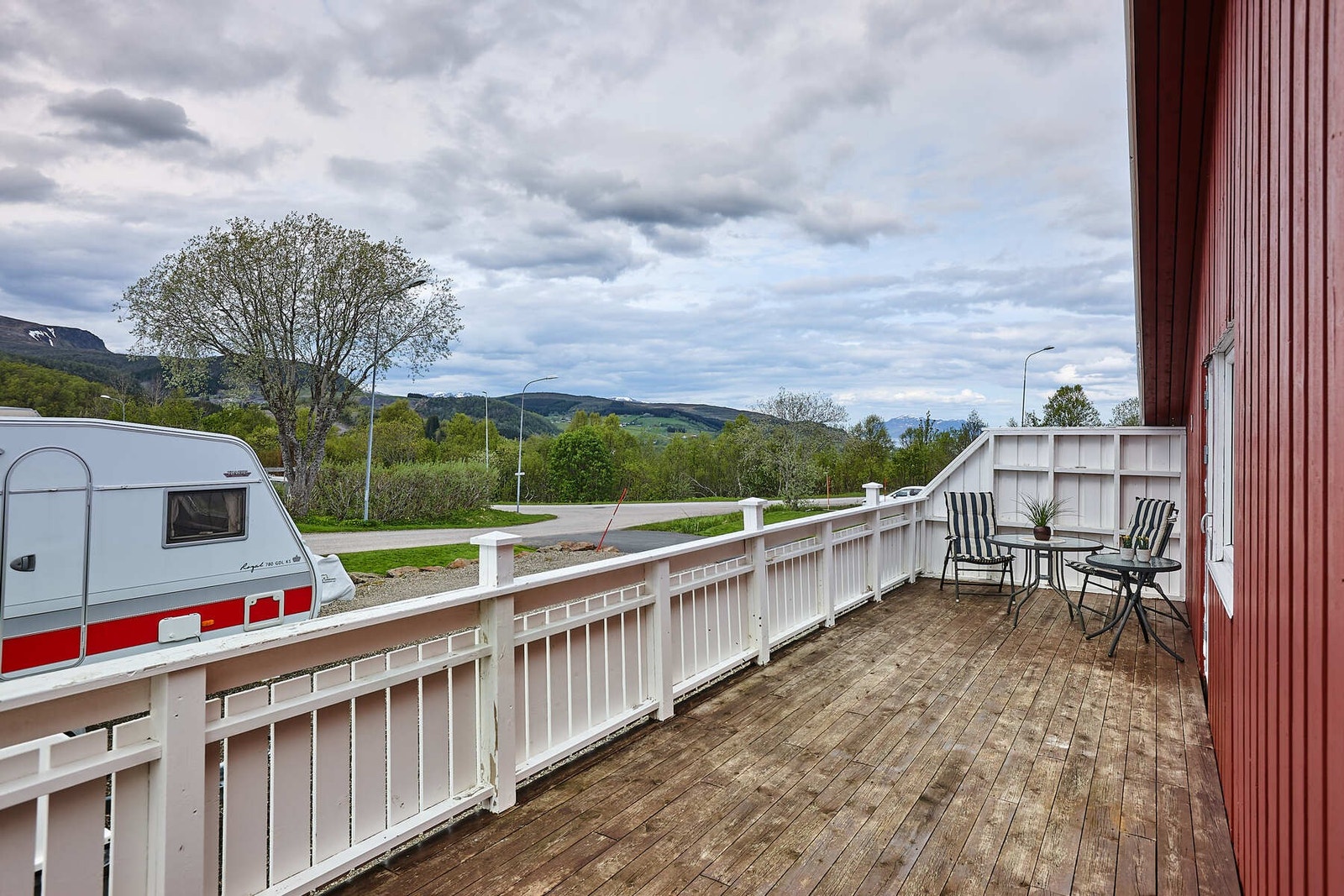 Veranda med utgang fra stue og nedgang til terrassen. Galleribilde
