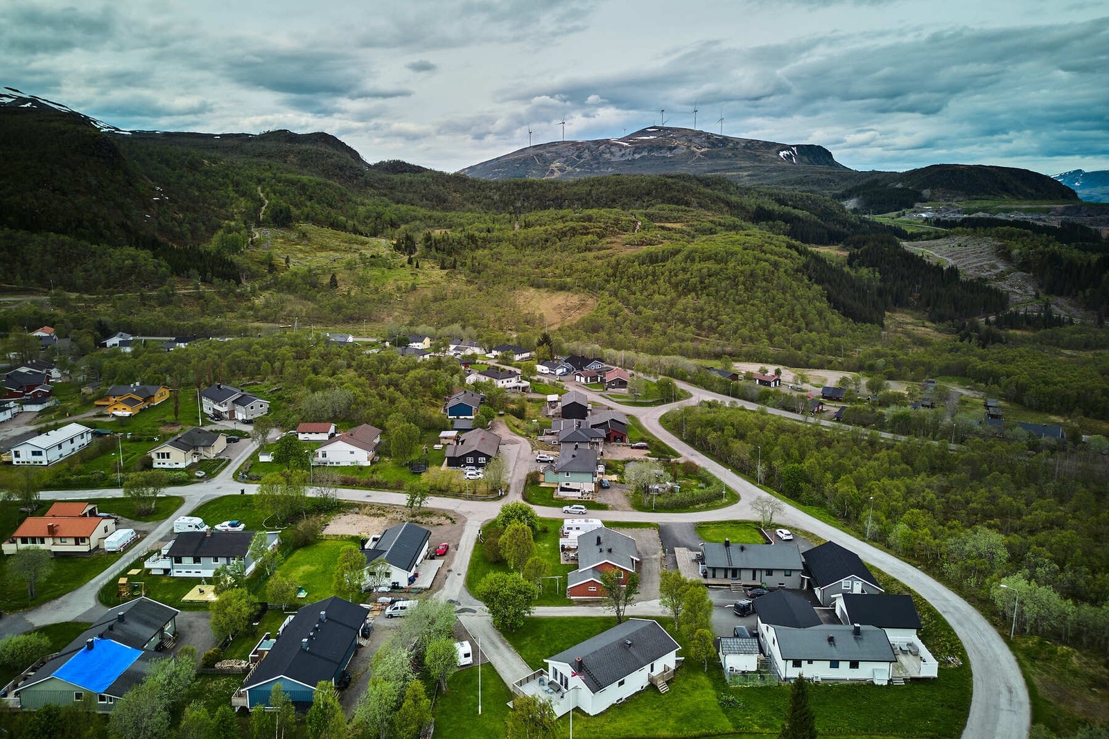 Boligen har enkel tilgang til turmuligheter, og den nærliggende lysløypa gir gode muligheter for både sommer- og vinteraktiviteter Galleribilde