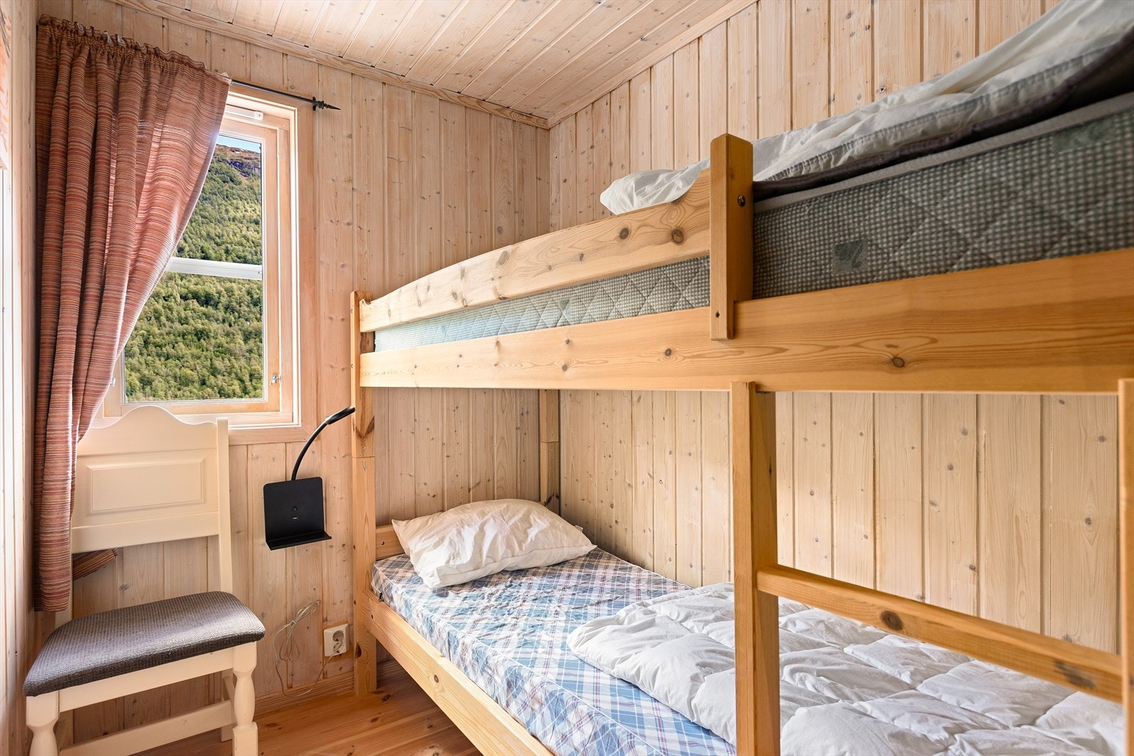 Hytta har heile 11 soveplassar fordelt på... Galleribilde