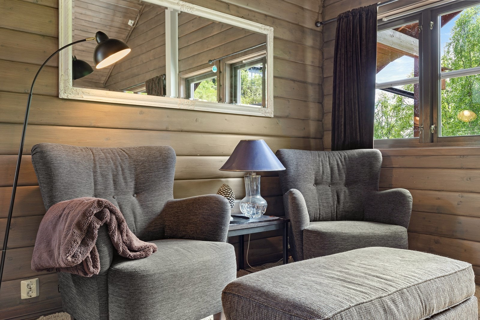 Stova er inndelt i fleire sosialsoner, ein tv-krok, spisebord og lesekrok. Galleribilde