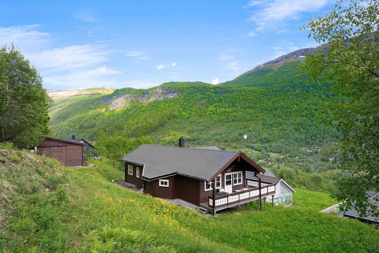 ... med køyreveg heilt til tomt. Her kan ein parkere både i garasje og på eiga tomt. Galleribilde