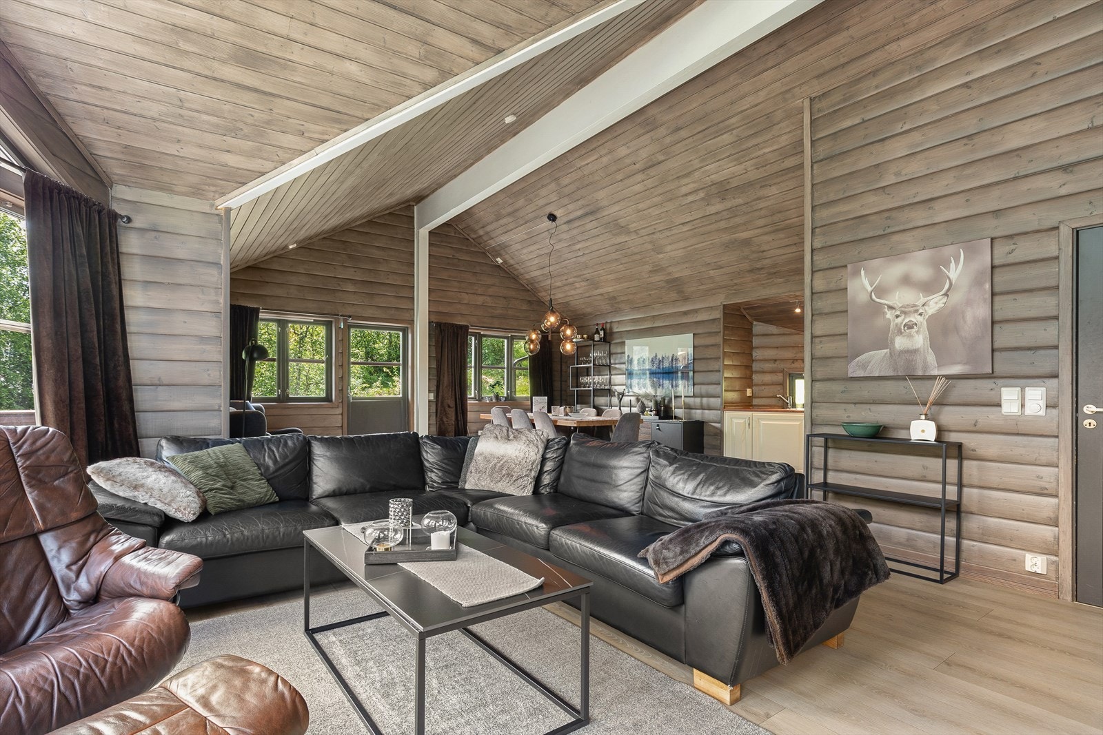 Stova er utstyrt med vedovn og er enkel å innreie både med sofakrok... Galleribilde