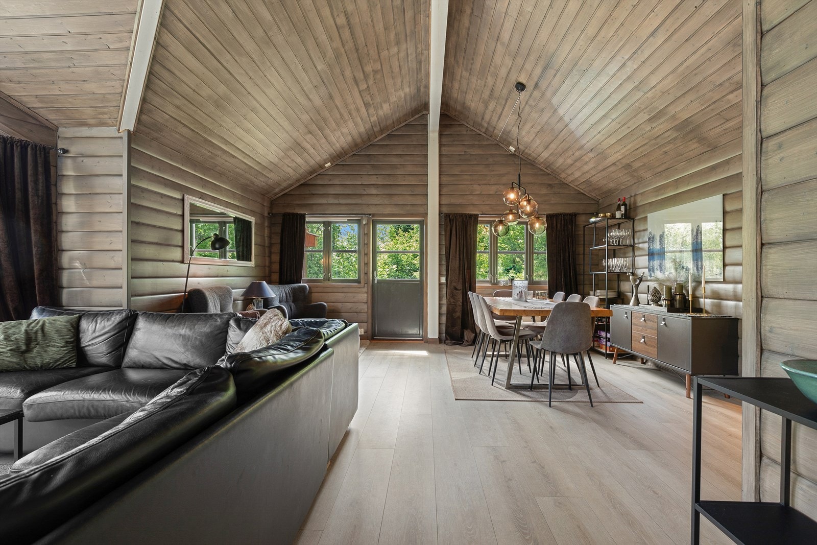 Frå stove er det utgang til ein stor terrasse... Galleribilde