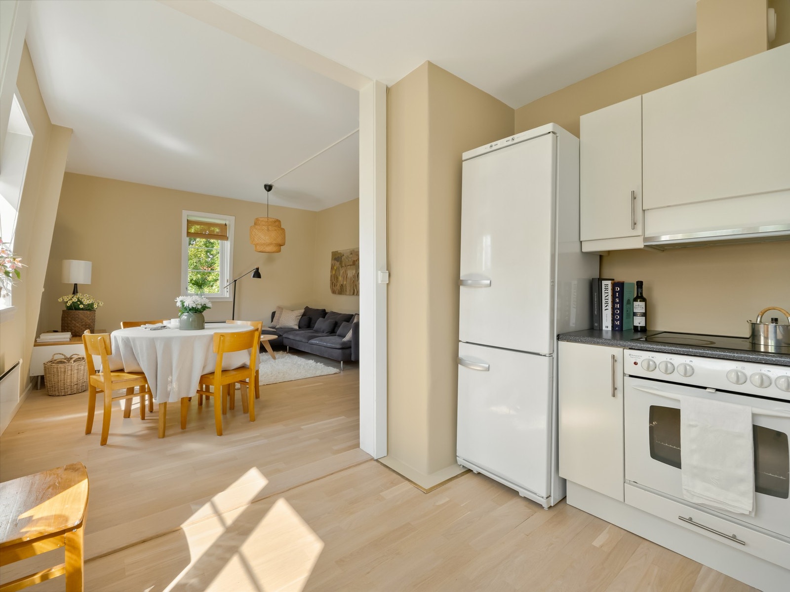 Innredningen består av slette, matte fronter med stålhåndtak. Galleribilde