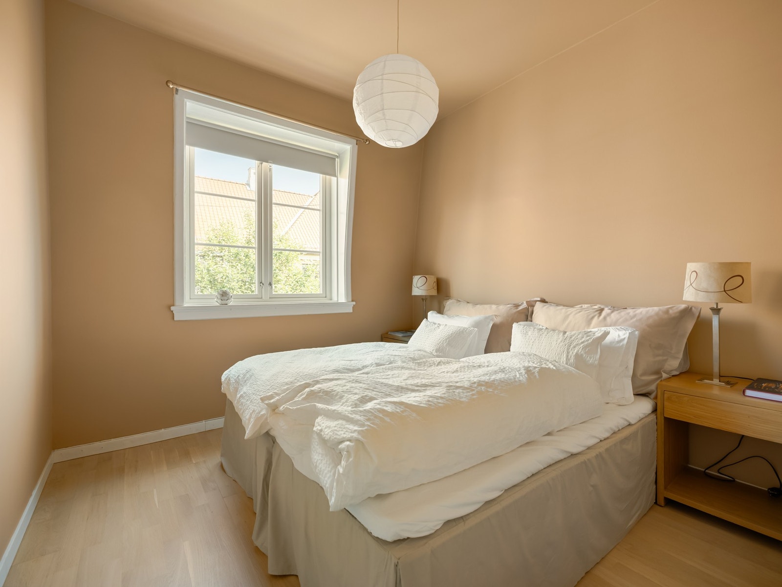 Også her er det rikelig med plass til dobbeltseng med tilhørende nattbord. Galleribilde