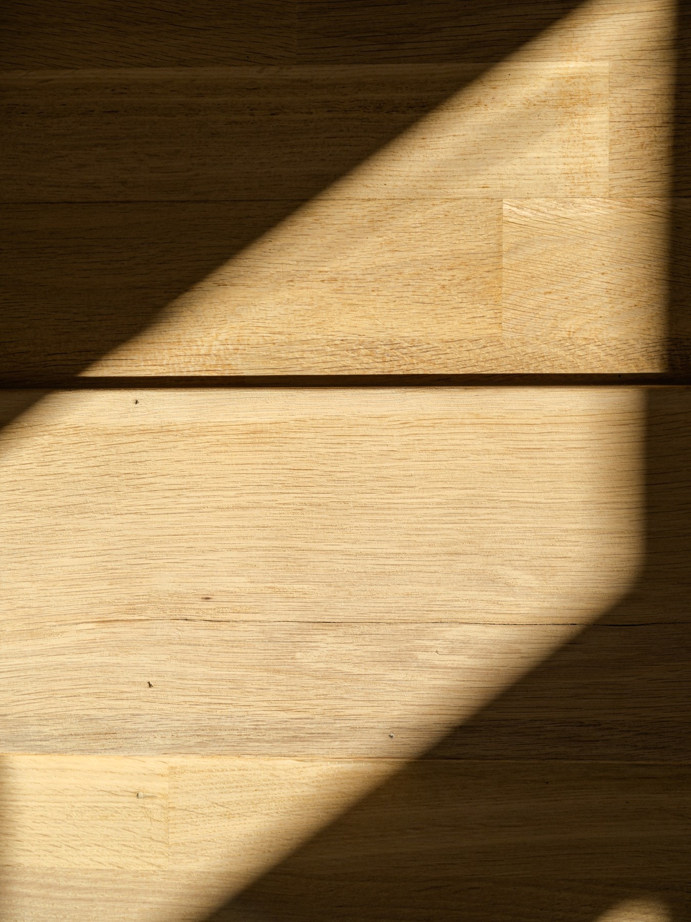 Verdt å nevne er at parkettgulvet ble slipt og lakkert nå i 2025. Galleribilde