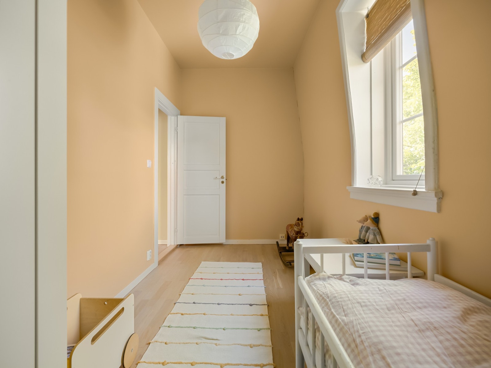 Rommet vender mot nordlig himmelretning og gårdsrom. Galleribilde