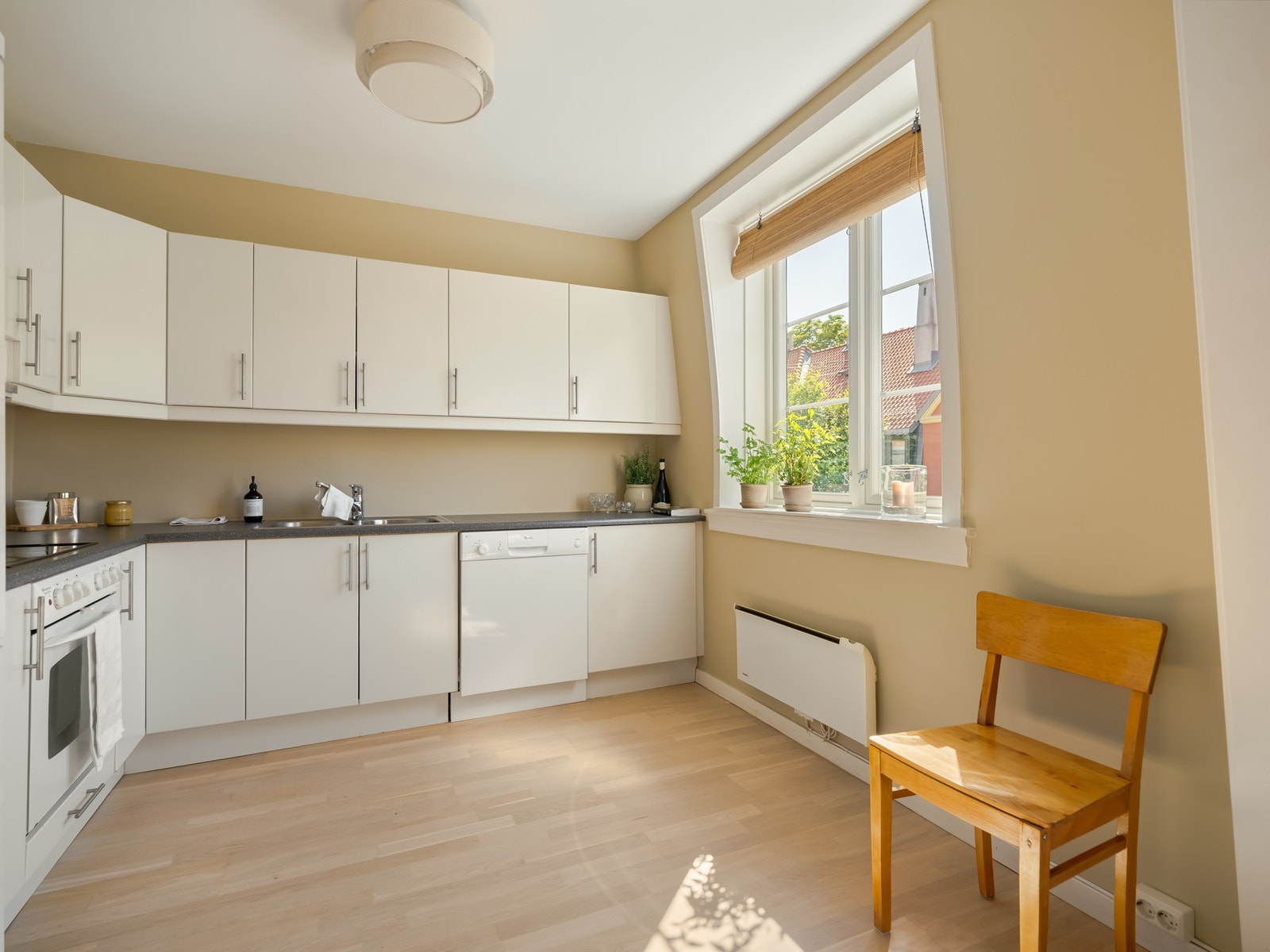 Gjennomgående for alle rom er de store vindusflatene, som slipper inn rikelig med lys. Galleribilde