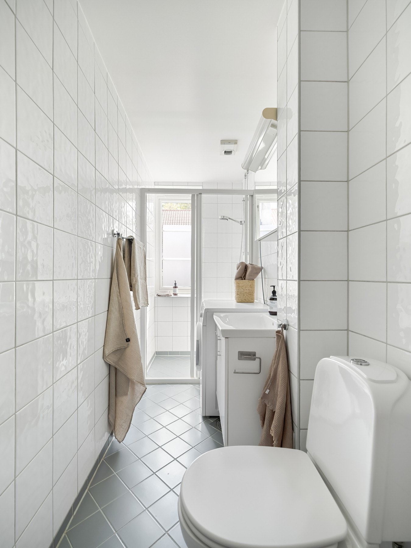 Fra entreen finner vi også badet, som ble pusset opp i regi av Kristiania Byggeselskap i 2006. Galleribilde