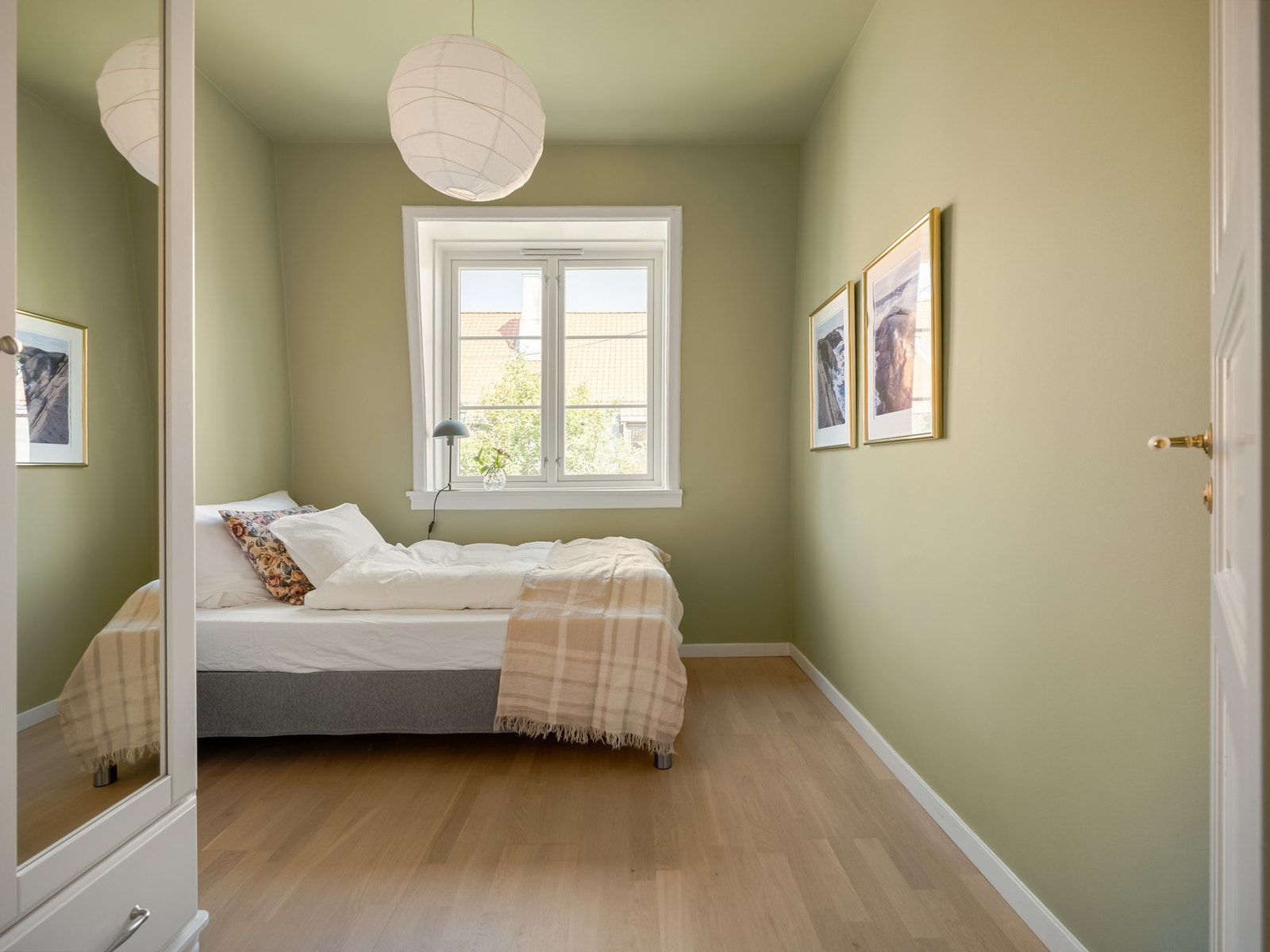 Fra entreen finner vi det første av de tre soverommene. Galleribilde