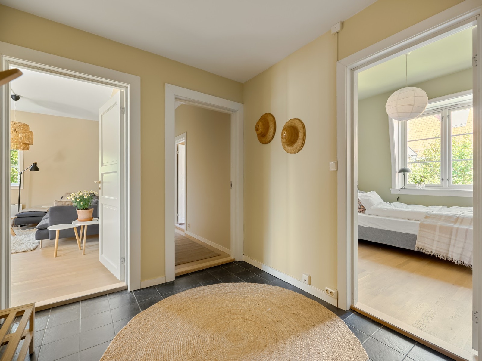 Nå er vi i entreen, som vi kommer tilbake til litt senere. Vi skal se nærmere på boligens soverom. Galleribilde