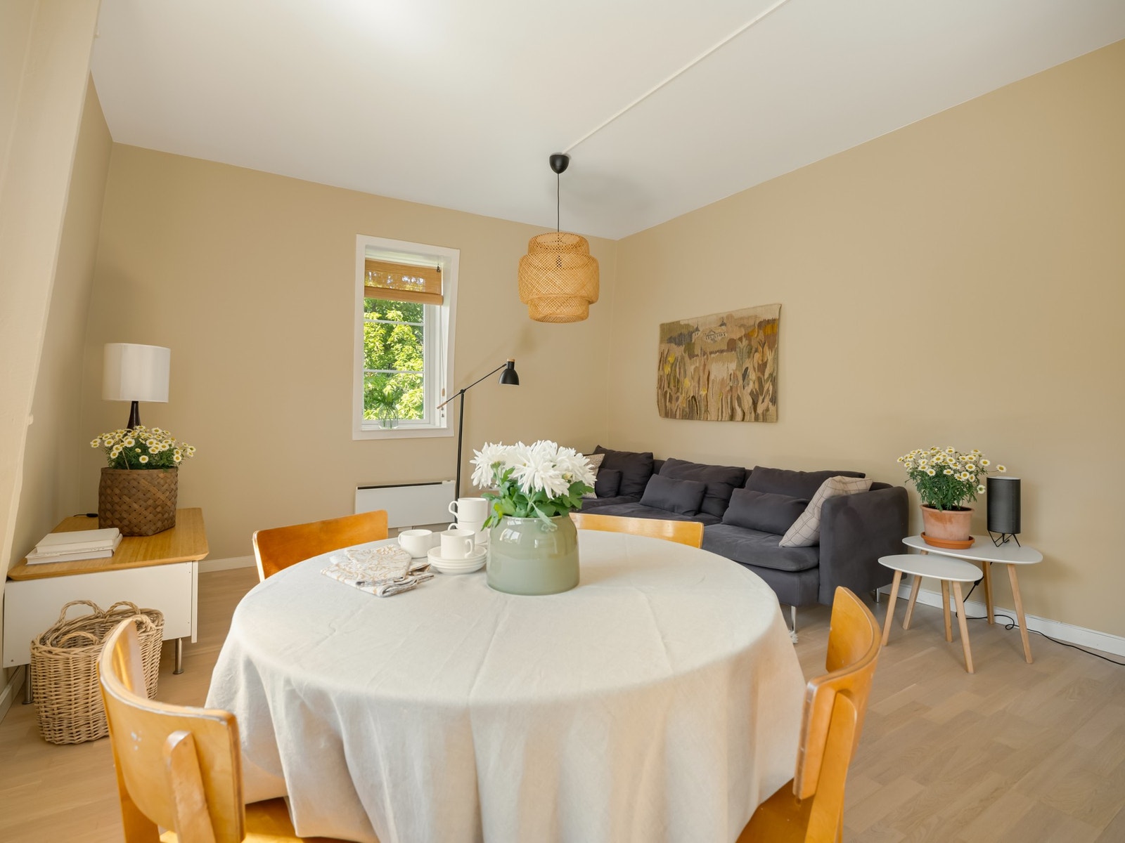 I stuen er det rikelig med plass til både spisebord og sofagruppe. Galleribilde