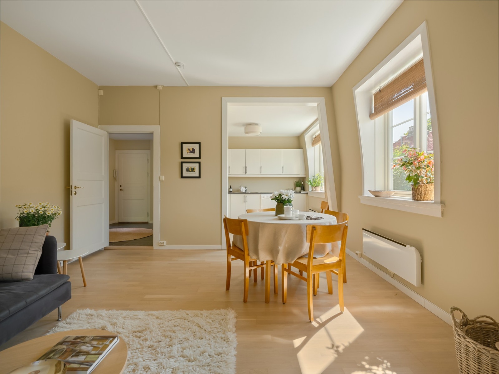 Dette er en stor og innbydende 4-roms endeleilighet, fint beliggende i byggets øverste boetasje. Galleribilde