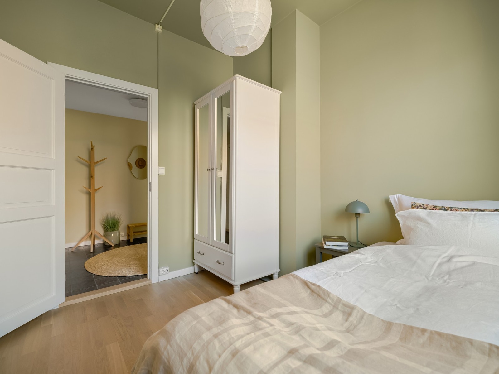 Det er også bra med plass til garderobeskap, som også følger med i salget. Galleribilde