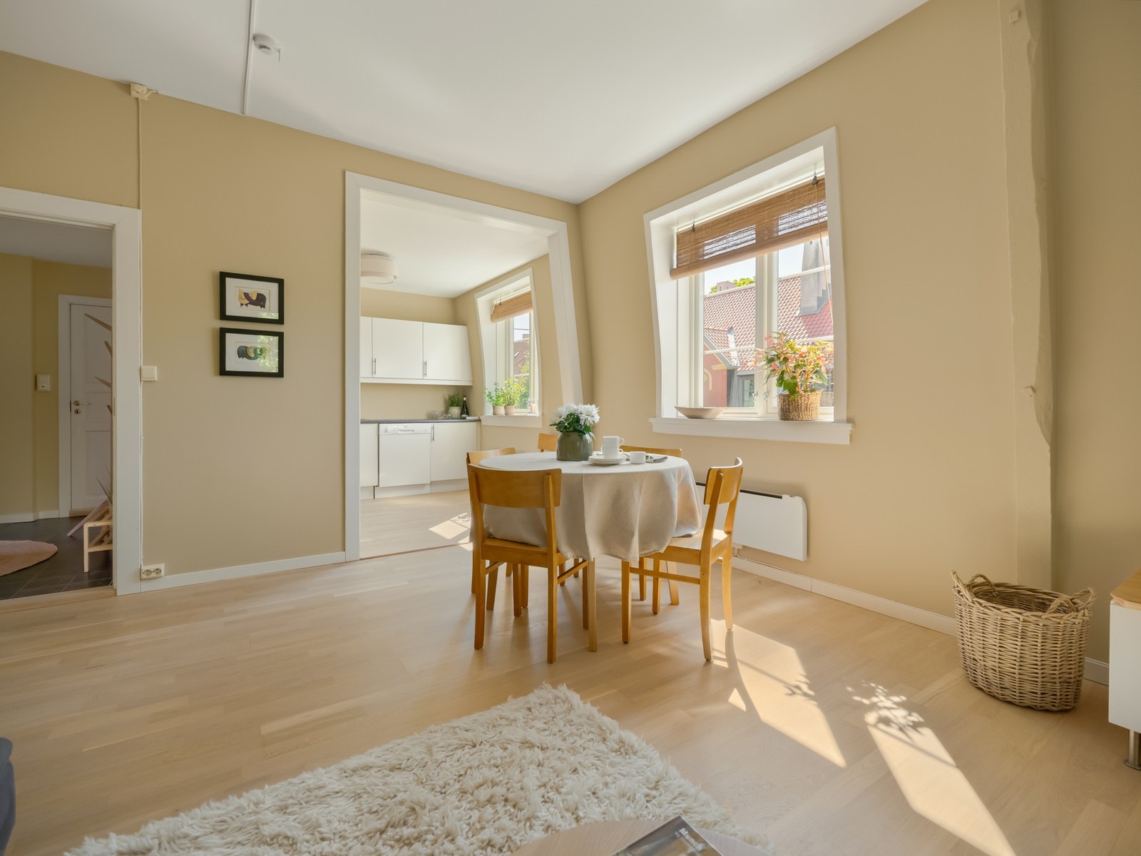 Vi fortsetter i den romslige stuen, som også gjør nytten som foretrukket oppholdsrom. Galleribilde