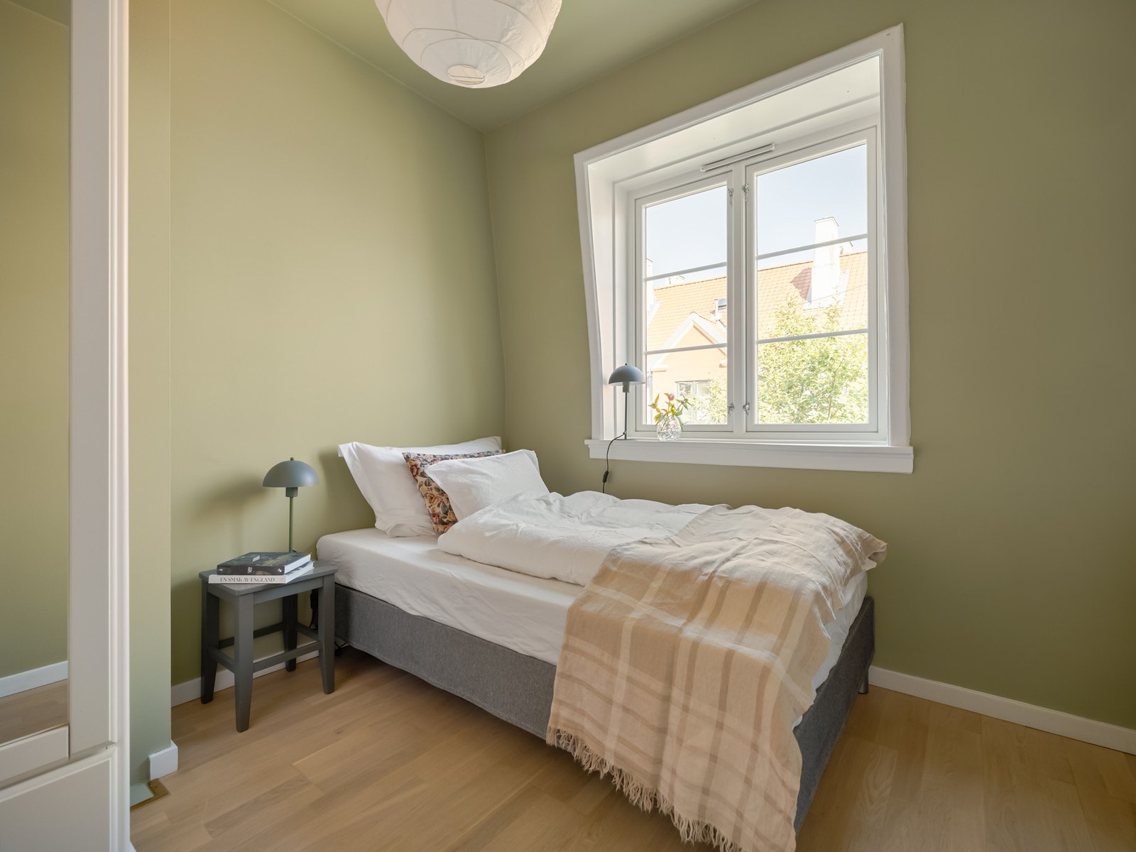 Her er det fint plass til en større seng, samt et skrivebord dersom man ønsker det. Galleribilde