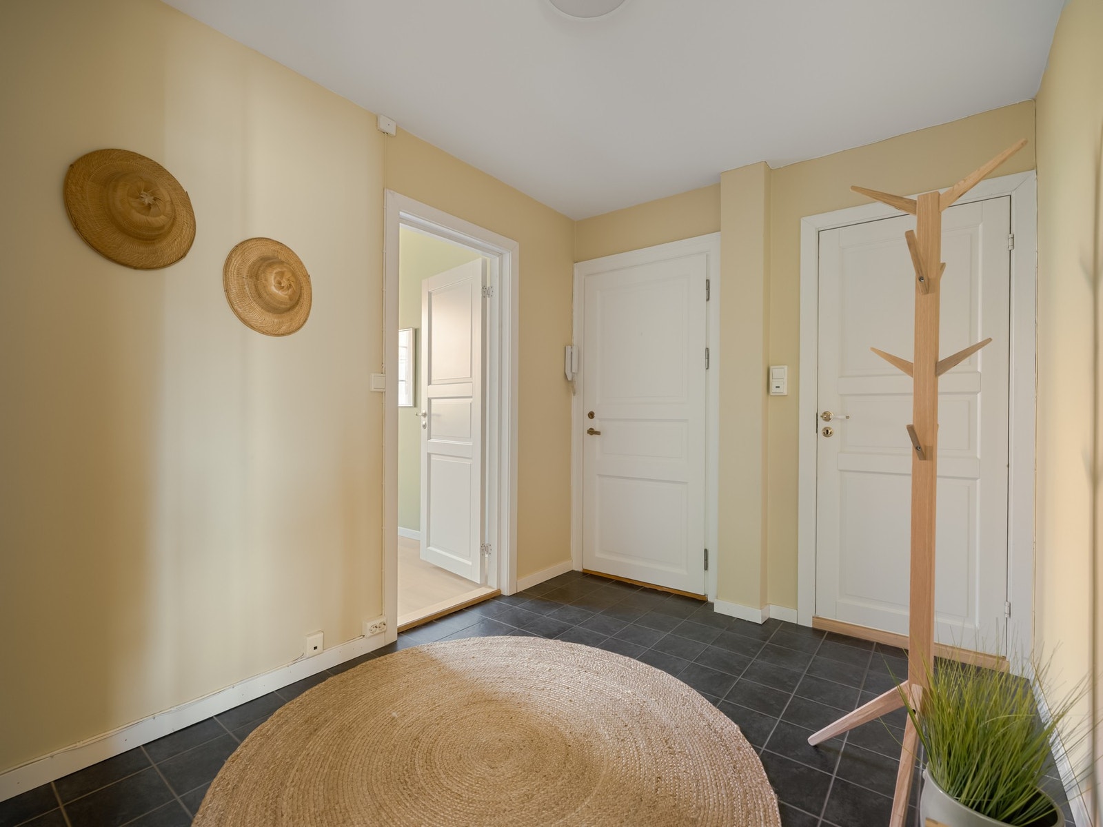 Entreen binder rommene fint sammen. Her er det bra med plass til oppheng av yttertøy og lagring av sko. Galleribilde