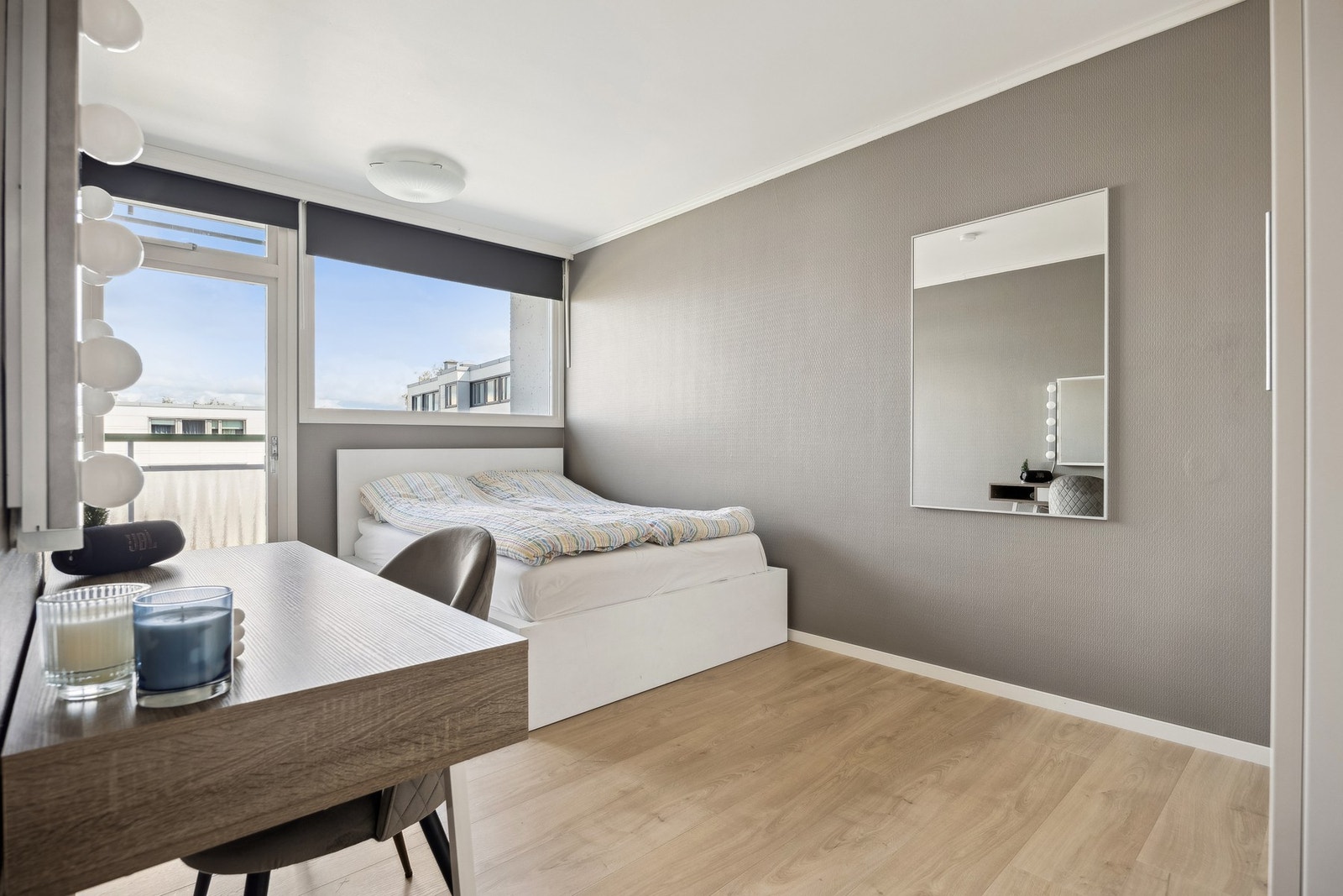 Romslig hovedsoverom med god plass til dobbeltseng og garderobeløsning. Fra soverommet er det utgang til balkong. Galleribilde