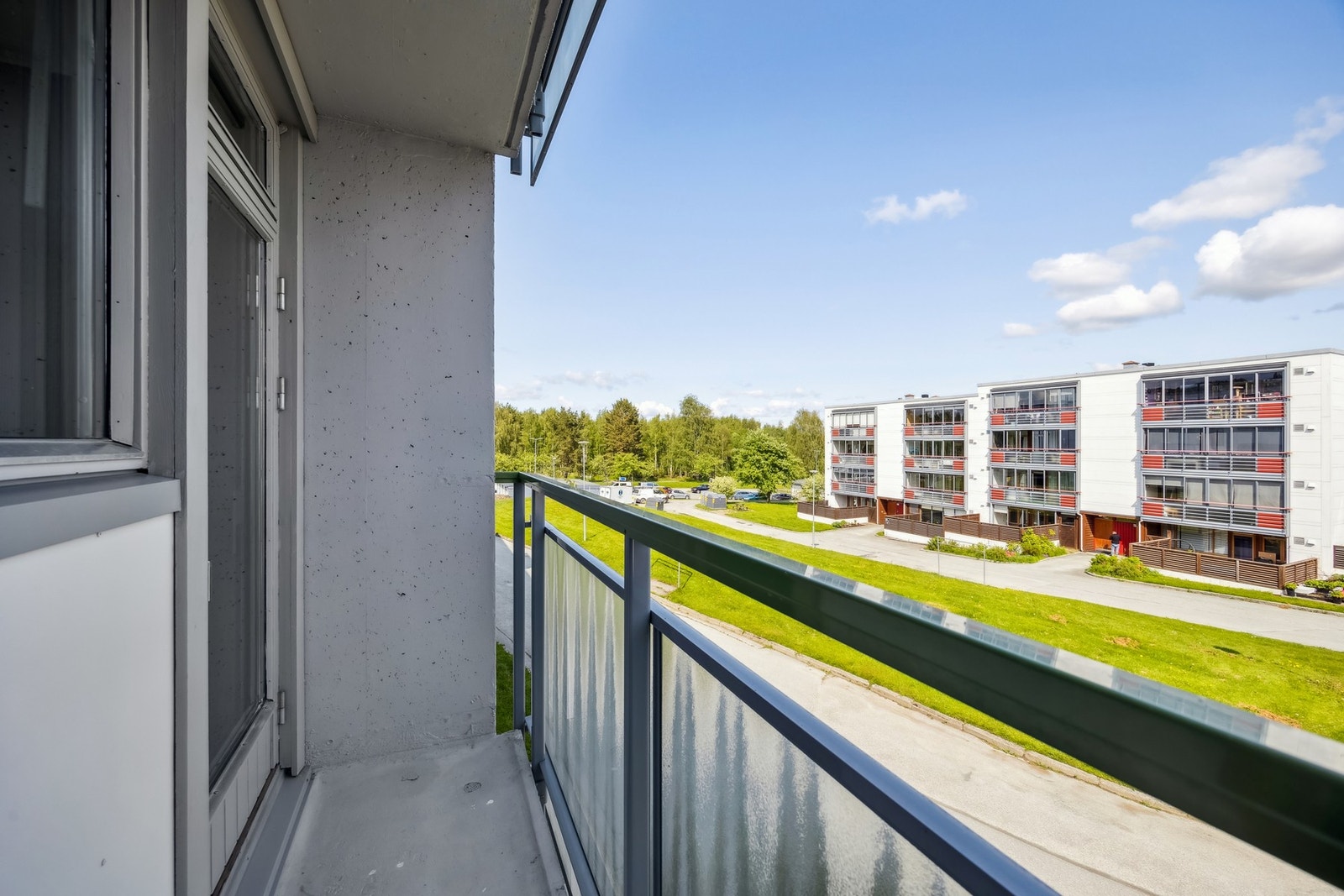 Åpen balkong med utgang fra soverom. Galleribilde