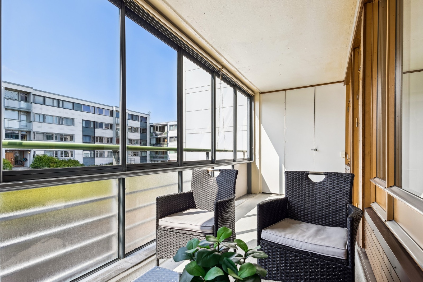 Solrik og skjermet innglasset balkong med utgang fra stuen - perfekt til helårsbruk. Galleribilde