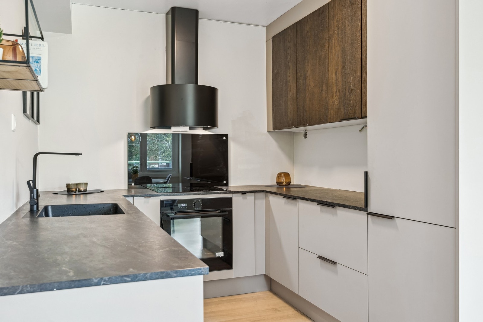 Oppgradert kjøkken fra 2024 med moderne, glatte grå fronter. Integrerte hvitevarer som stekeovn, platetopp, oppvaskmaskin og kjøleskap med fryser. Galleribilde